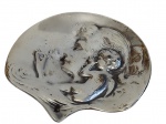W.M.F. Despojador em pewter prateado alemão, ornamentado Art Nouveau com borda recortada e decoração em relevo representando figura feminina, anjo e motivos florais. Medidas: 10 x 9 cm.