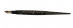 Parker. Antiga caneta-tinteiro, com corpo em resina preta ornamentado por frisos e pena original da manufatura. Comprimento: 17 cm.