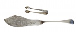 Lote contendo espátula para peixe em metal espessurado a prata de manufatura Mappin Brothers., com lâmina ricamente gravada por arabescos, e pegador para açúcar em metal inglês. Medidas: 33 cm e 11,5 cm.