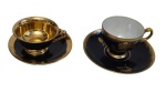 Conjunto com 2 xícaras para café em porcelana, ornamentadas com frisos em ouro, sendo uma com interior totalmente dourado e outra com decoração floral em ouro sobre fundo preto.