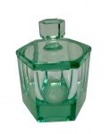 Moser. Antiga garrafa em cristal, marcada na base, em tonalidade verde, de formato sextavado, com corpo espesso, lapidação facetada e tampa facetada. Medidas: 12,5 x 8,5 x 8,5 cm.