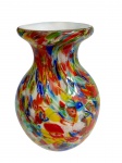 Antigo e imponente vaso em vidro artístico de Murano, Veneza, soprado à mão, com decoração de rica composição policromada sobre fundo translúcido e corpo bojudo de boca alargada. Medidas: 26 x 18 cm.