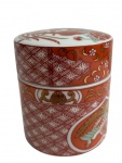 Antigo pote com tampa em porcelana Imari, ricamente decorado em policromia com douração pintada à mão, apresentando reservas ornamentais, motivos geométricos e florais em estilo oriental. Medidas: 10 x 8,5 cm.