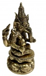 Antiga escultura de Ganesha em metal dourado, representando a divindade hindu sentada sobre base em forma de flor de lótus, ricamente modelada com quatro braços e atributos tradicionais. Medidas: 32 x 15,5 cm.