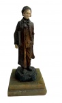 Dominique Alonzo - Escultura em bronze europeu representando Pierrot, com rosto e mãos em marfim, sobre base em mármore. Peça assinada, de rica modelagem, atribuída ao período Art Nouveau. Medidas: 10,5 x 12 x 25 cm.