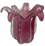 Murano - Imponente vaso em vidro artístico, soprado e modelado à mão, na tonalidade rosa translúcida, com delicada decoração em bolhas controladas (bullicante), corpo gomado e borda ondulada em forma de flor. Peça com selo de manufatura. Medidas: 29 x 30 x 31 cm.