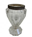 Antigo vaso em cristal lapidado, de formato facetado, com corpo ornamentado por lapidação geométrica e aro superior em metal. Medidas: 17 x 11,5 cm.