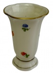 Koenigszelt - Antigo vaso em porcelana alemã, ornamentado com delicada decoração floral policromada e borda filetada a ouro. Manufatura marcada na base. Medidas: 12 x 8 cm.