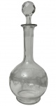 Saint Louis - Antiga licoreira em cristal francês, de corpo bojudo e gargalo alongado, com tampa original de pegador facetado. Ornamentado com delicado trabalho lavrado em guirlandas florais e medalhões. Medidas: 24 x 9,5 cm.