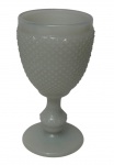 Antiga taça em opalina branca, com bojo ornamentado em relevo geométrico em padrão diamantado, haste torneada e base circular. Medidas: 12 x 7 cm.