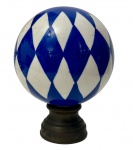 Antiga e imponente pinha em porcelana esmaltada, com decoração em losangos nas tonalidades azul-cobalto e branco, apoiada sobre base torneada em metal dourado. Apresenta craquelê. Medidas: 16,5 x 13,5 cm.
