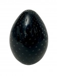 Murano. Antigo e imponente peso de papel em cristal artístico, na tonalidade escura, ornamentado com bolhas de ar controladas (bullicante), de formato oval. Medidas: 9,5 x 6,8 cm.