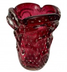 Vaso em Murano modelo cactus década de 1950 na cor rubi, com bulicantes internos. medida: 24,5 x 19 x 18 cm.