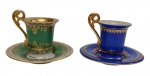 Germany, Alemanha. Duas xícaras de coleção para café com seus respectivos pires, em porcelana, sendo uma na tonalidade verde e outra azul-cobalto, ricamente ornamentadas com arabescos e filetes em ouro. Alças vazadas e douradas. Manufaturas no verso.