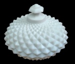 Antigo pote com tampa em vidro opalino branco, padrão ponta de diamante, corpo moldado em alto-relevo com decoração geométrica e tampa original. Medidas: 14 x 16 cm.