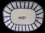 Antiga travessa em porcelana da manufatura inglesa, executada em formato oitavado. Apresentando singela decoração em cobalto "underglaze" conhecido popularmente como "azul borrão inglês". Desgastes naturais do tempo. Inglaterra. Século XIX. Medindo:43 x 34 cm.