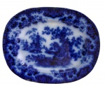 Belissima Travessa em porcelana Inglesa azul borrão, marcada Sobraon, pintura de paisagem Chinesa. Séc. XIX. Medindo: 42 x 34 cm.