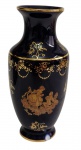 Florance Limoges. Vaso em porcelana francesa na cor azul-cobalto, ornamentado com reservas em cena galante, motivos florais e rica decoração em ouro. Manufatura no verso. Apresenta bicado na base, conforme fotografia. Medidas: 14,5 x 6 cm.