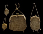 Quatro pequenas bolsas de malha metálica, com armações e correntes em metal, todas com fecho tipo beijo.