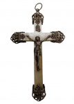 Crucifixo em madrepérola, com Cristo crucificado, cartela INRI, argola para suspensão e aplicações ornamentais em prata vazada. Medidas: 9 x 5,3 cm.