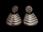 Par de brincos em prata, de desenho contemporâneo, com acabamento em frisos ondulados em relevo e composição articulada. Peso total: 17,2 g. Medidas: 6 x 4,2 cm.