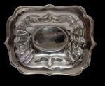 Christofle. Antiga fruteira em metal espessurado a prata, marcada na base, com centro liso e borda recortada de contorno movimentado. Medidas: 6,5 x 29 x 24 cm.