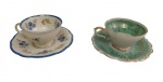 Johann Haviland Bavaria e Seltmann Weiden Bavaria. Duas xícaras de coleção para café em porcelana esmaltada e vitrificada, acompanhadas de seus respectivos pires. Uma com decoração floral policromada sobre fundo marfim, bordas onduladas e frisos dourados; outra com fundo verde-turquesa, decoração floral e acabamento filetado a ouro. Manufaturas marcadas na base.