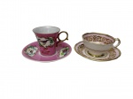 Duas xícaras de coleção para café em porcelana esmaltada e vitrificada, acompanhadas de seus respectivos pires. Uma manufatura japonesa, com fundo rosa, reservas com pássaros e flores, rica ornamentação em dourado; e uma manufatura Paragon Fine Bone China, Inglaterra, com decoração floral em delicado relevo, bordas e frisos dourados sobre fundo rosa. Manufaturas marcadas na base.