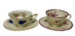 Thomas Bavaria. Duas xícaras de coleção para café em porcelana esmaltada e vitrificada, acompanhadas de seus respectivos pires. Decoração floral policromada, bordas recortadas e acabamento com frisos dourados, sendo um com flores em tons de azul e outro com flores em tons de rosa. Manufatura marcada na base.