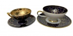 Duas xícaras de coleção para café em porcelana esmaltada e vitrificada, acompanhadas de seus respectivos pires. Com fundo azul cobalto, rica ornamentação em dourado e acabamento filetado a ouro, sendo uma com interior totalmente dourado e outra com decoração em ramos estilizados.