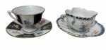 Duas xícaras de coleção para café em porcelana esmaltada e vitrificada, acompanhadas de seus respectivos pires. Uma com decoração floral policromada sobre reservas em azul cobalto e branco, ornamentação em dourado; e outro com bordas recortadas em relevo, decoração floral policromada, esmaltação em degradê azul e acabamento filetado a ouro.