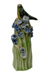 Escultura representando passarinho em porcelana esmaltada e vitrificada, modelado em vulto pleno sobre tronco com flores em relevo policromadas. Medidas: 4 x 3,5 cm