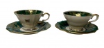 Lindner Küps Bavaria, Alemanha. Duas xícaras de coleção para café em porcelana esmaltada e vitrificada, acompanhadas de seus respectivos pires. Decoração em fundo verde-esmeralda com rica ornamentação em dourado, com delicadas reservas florais policromadas e acabamento filetado a ouro. Manufatura na base.