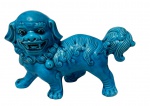 Antiga escultura em porcelana, representando cão de Fó esmaltada na cor azul-turquesa. Medindo: