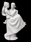 Escultura em biscuit representando casal de noivos, com o noivo carregando a noiva ao colo, modelagem delicada e acabamento fosco. Medidas: 21,5 x 9 x 9 cm.