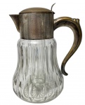 Antiga jarra para suco em pesado cristal lapidado em facetas, com recipiente interno removível para gelo, gargalo, tampa e alça em metal. Medidas: 22 x 29 x 17 cm.
