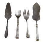 Quatro talheres de servir em metal espessurado a prata, sendo duas espátulas para torta, um garfo para servir e um garfo para peixe, com cabos cinzelados em relevo. Medidas: 30 cm, 28 cm, 22 cm e 21,5 cm.