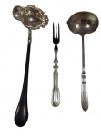 Três talheres de servir em metal espessurado a prata, composto por concha em formato de folha e cabo em madeira, garfo de três dentes e concha para molho. Medidas: 38 / 31,5 / 29 cm.