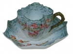 Antiga e delicada xícara de coleção para café em porcelana, com bordas recortadas, decoração floral em policromia, acabamento esmaltado e detalhes em ouro.