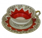 Germany. Antiga xícara de coleção para chá com seu respectivo pires em porcelana, decorada em esmalte vermelho, rica ornamentação em douração e bordas filetadas. Marca da manufatura na base.