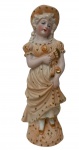 Antiga escultura em porcelana biscuit de acabamento fosco e traços faciais delicadamente pintados à mão, retratando uma elegante dama de época em pose clássica segurando um leque junto ao peito, e detalhes dourados em relevo, com chapéu combinando, integrada sobre base circular decorada no mesmo padrão. Medidas: 15 x 4,5 x 4,5 cm.