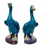 Par de antigas esculturas, representando gansos em porcelana oriental com vibrante esmalte em tom azul-turquesa. Medidas: 25 x 14 x 10 cm.