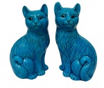 Par de antigas esculturas de gatos sentados em porcelana oriental, esmalte em tom azul-turquesa Medidas: 20,5 x 10 cm.