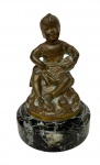 Importante escultura em bronze patinado do final do século XIX ou início do século XX, retratando figura infantil de um menino sentado em posição descontraída sobre elevação rochosa, segurando uma tigela e uma colher, integrada sobre robusta base cilíndrica em mármore,  pátina e oxidação originais do tempo. Medidas: 12 x 8 cm. Base apresenta bicado.