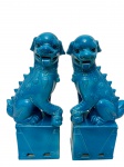 Duas escultura em porcelana oriental na cor azul representando par de cães fó, marcado na base na base. Medidas: 26 x 9 x 6 cm.