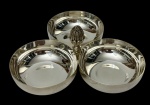 Christofle. Petisqueira tripla da prestigiada manufatura francesa em metal espessurado a prata, composta por três bowls circulares, com acabamento liso e polido, artisticamente unidos ao centro por uma coluna cilíndrica canelada que serve de suporte para uma suntuosa e detalhada pega decorativa em formato de pinha (pomo) com folhas de acanto na base, marcas de punção da marca na parte inferior. Medidas: 9 x 23 x 21,5 cm