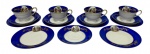 Antigo conjunto de chá e sobremesa em fina porcelana japonesa da manufatura Chofu China, apresentando suntuosa decoração em azul-cobalto ao gosto europeu e ricas guarnições em ouro brunido aplicadas à mão com ramagens fitomorfas e arabescos, destacado por reservas contendo cenas galantes e bucólicas miniaturizadas do período rococó (Fragonard), composto por 4 xícaras de chá, 6 pires e 6 pratos de sobremesa. Medidas: pratos de sobremesa com 16 cm de diâmetro.