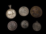 Coleção numismática e de medalharia composta por seis peças históricas em prata, bronze e ligas metálicas, incluindo uma rara medalha-pingente da Campanha Abolicionista na Bahia (1880-1888), uma moeda norte-americana de Um Dólar de 1974, uma medalha do Cinquentenário do Clube Sírio e Libanês do Rio de Janeiro (1936-1986), uma moeda brasileira antiga de 200 Réis, um token da Associação dos Empregados no Comércio do Rio de Janeiro (1880) e uma medalha devocional religiosa com passador.