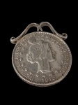 Antiga medalha-pingente confeccionada em prata de lei a partir de uma moeda republicana de 2000 Réis datada de 1913, encimada por ornamental arqueado em estilo Art Nouveau com volutas, apresentando em seu anverso a efígie perfilada da República circundada por estrelas e a inscrição histórica "Republica dos Estados Unidos do Brazil", exibindo pátina natural do tempo e perfuração original na parte superior. Peso: 21,9 gramas. Medidas: 3,2 x 4 cm.