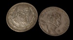 Duas moedas em prata, sendo uma moeda mexicana de 1 Peso, 1959, com efígie de Miguel Hidalgo, e uma moeda comemorativa de 5 Pesos, 1971, alusiva a Miguel Hidalgo y Costilla, apresentando sinais de circulação e pátina natural do tempo. Peso total: 18,8 g. Medidas: 3,3 cm e 3,4 cm.